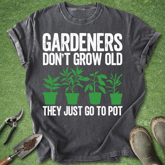 Comfort Colors pepper t-shirt featuring the phrase "Gardeners Don't Grow Old They Just Go to Pot" with four green potted plants in a minimalist vintage-style design.